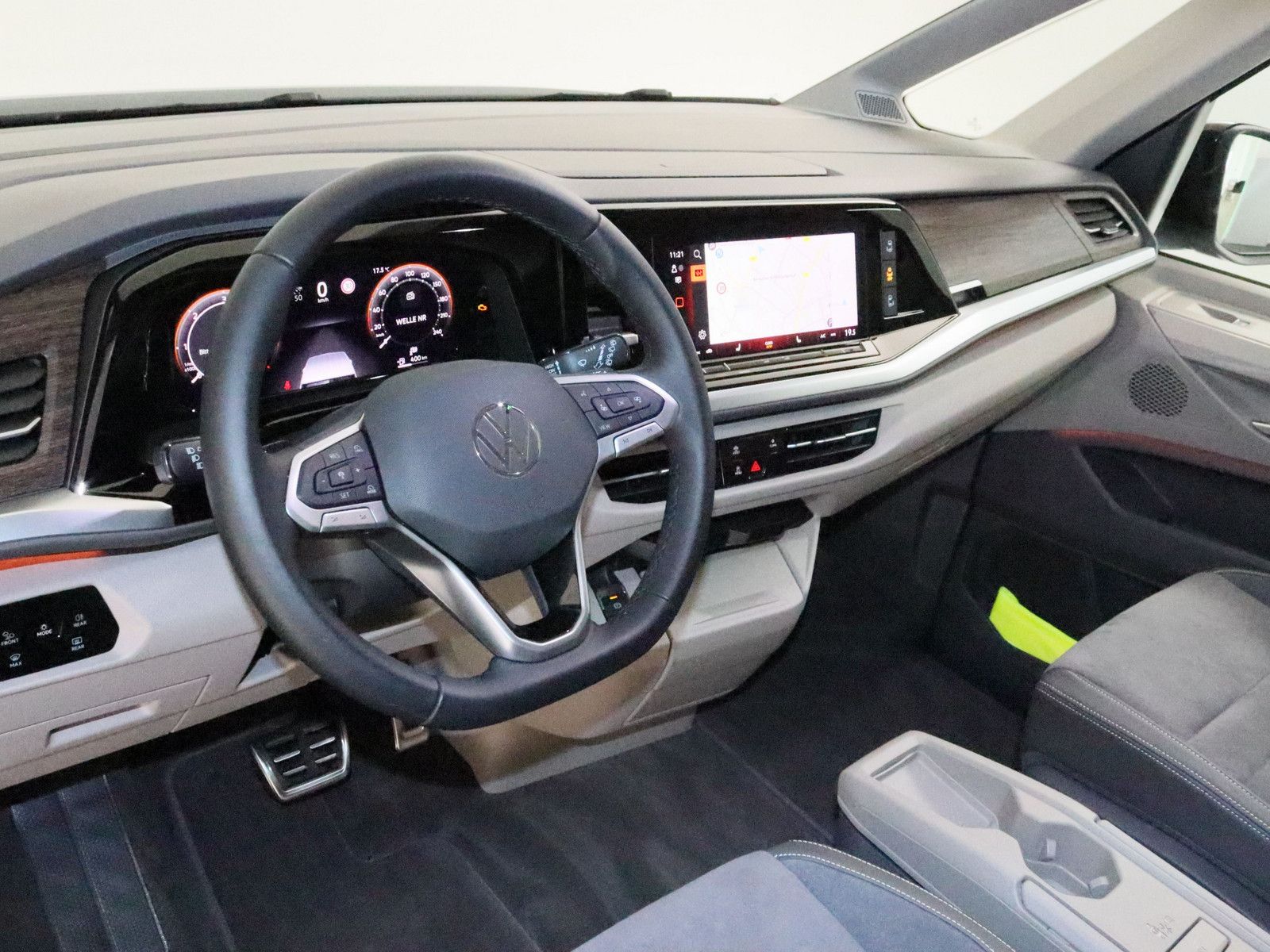 Volkswagen T7 Multivan 2.0 TDI Style - Samsaru's Car Outlet