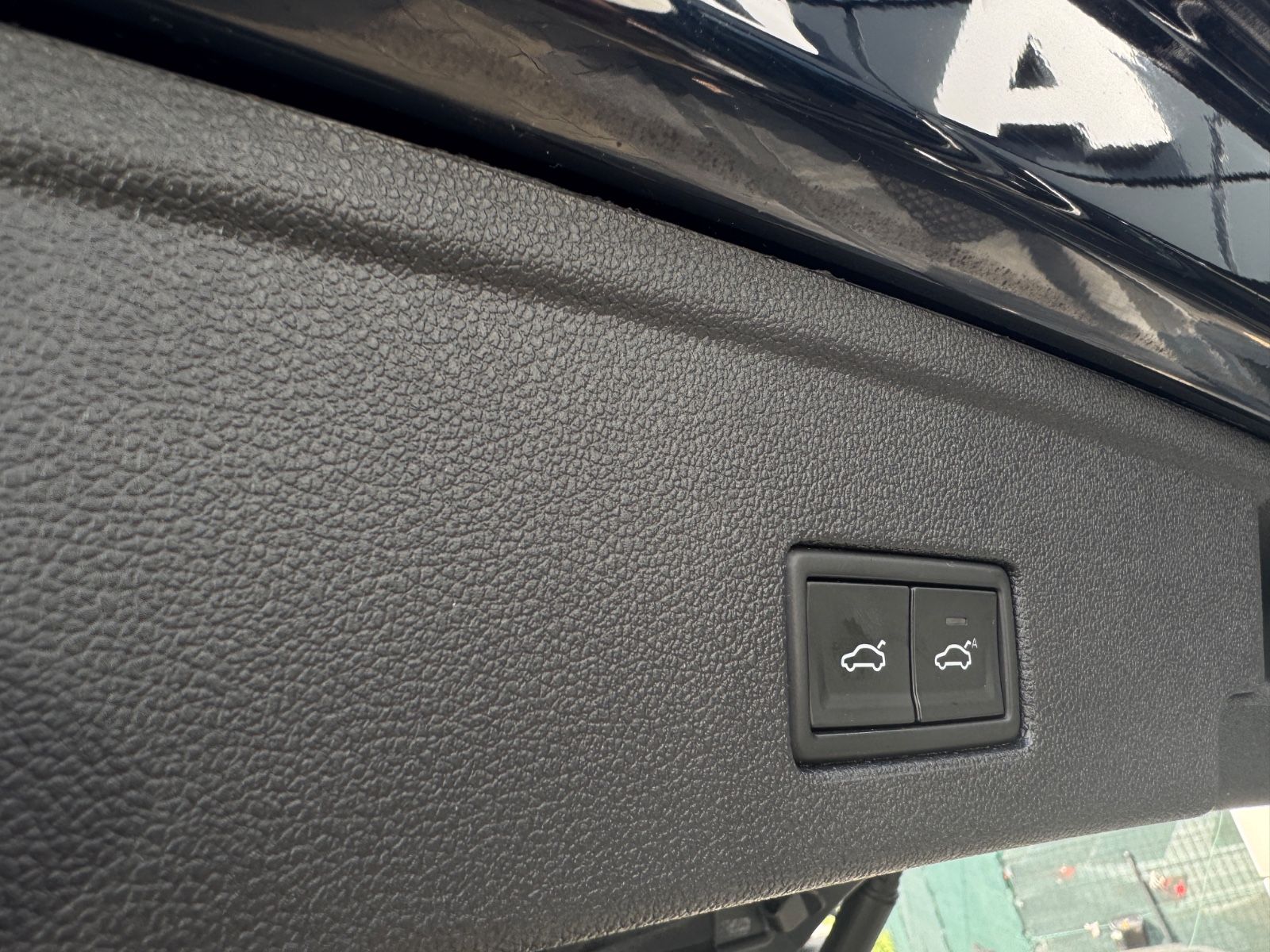 Volkswagen Touareg R-Line 4M Black - Samsaru's Car Outlet