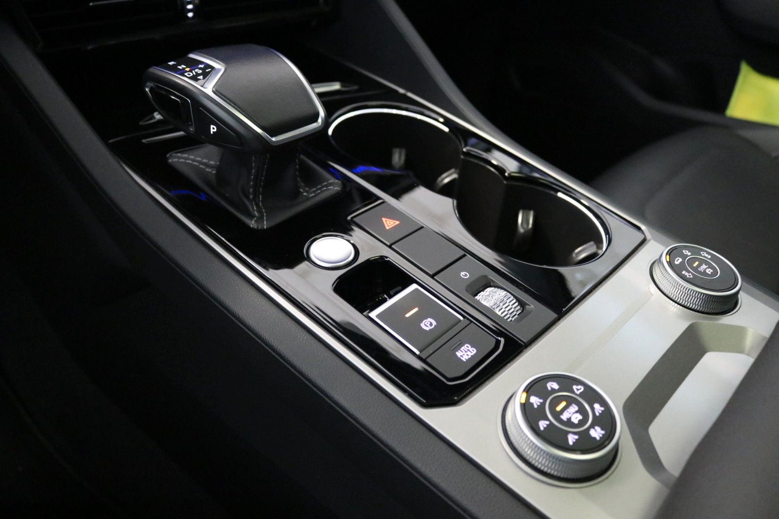 Volkswagen Touareg 2x R-Line Black - Samsaru's Car Outlet