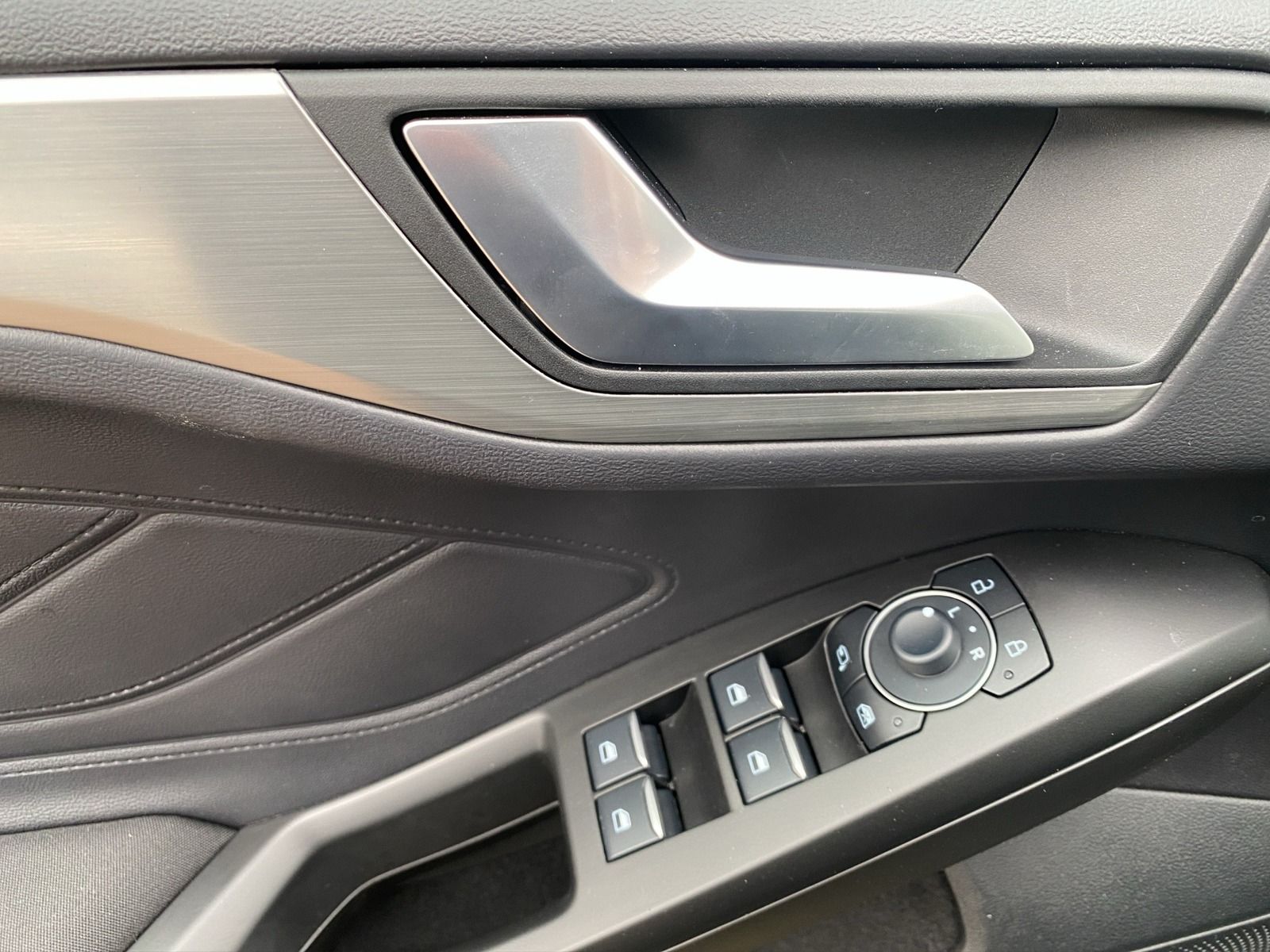 Ford Focus Turnier 1.5 EB Titanium Aut.*Navi*LED*RFK
