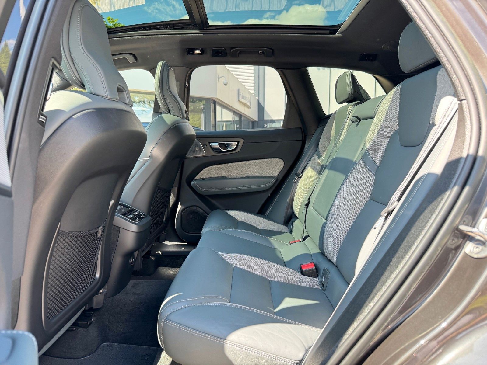 Volvo XC60 B5 D AWD R-DESIGN - Samsaru's Car Outlet