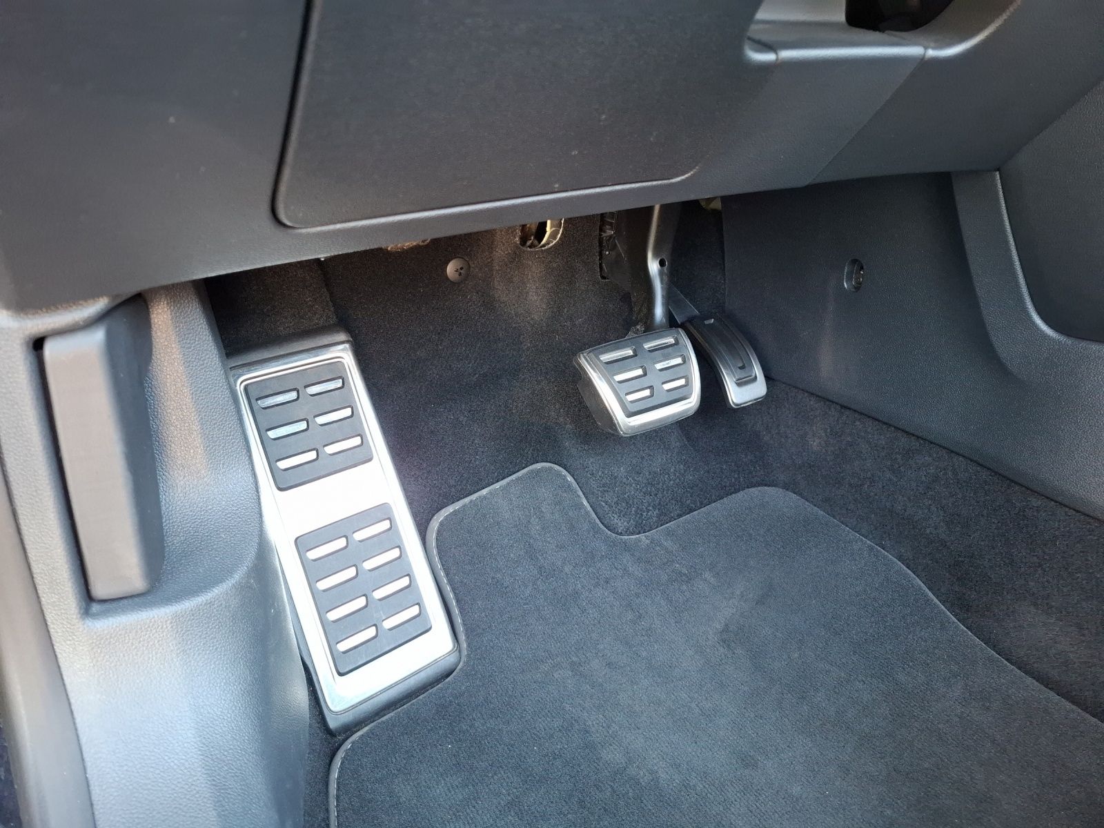 Volkswagen T-Roc TSI R-line DSG - Samsaru's Car Outlet