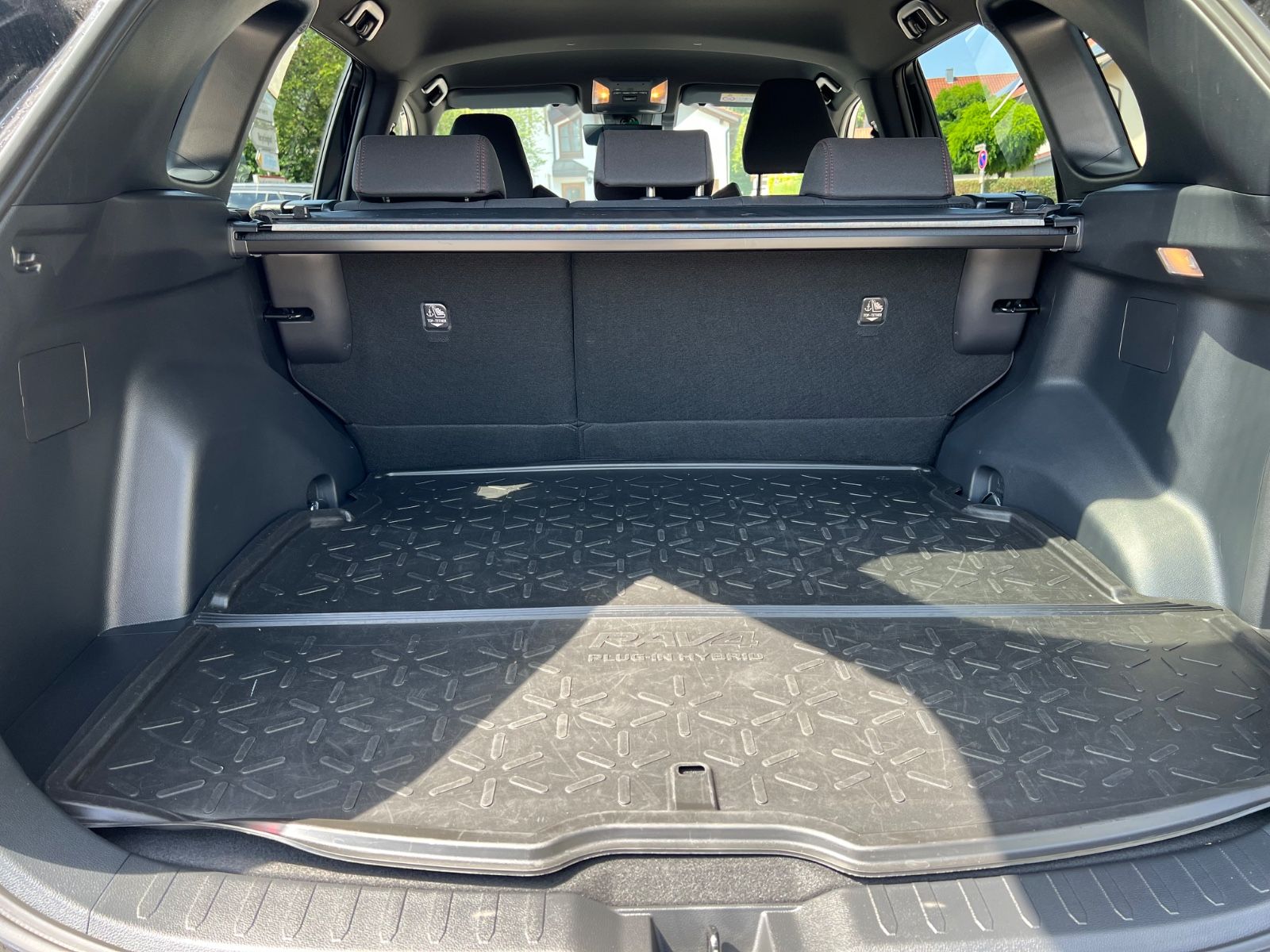 Toyota RAV 4 2.5 Plug-In Hybrid 4x4 - Samsaru's Car Outlet