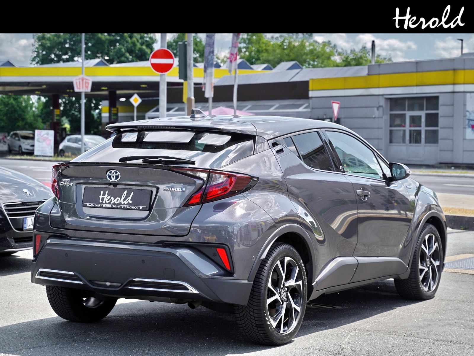 Toyota C-HR Hybrid Team D - Samsaru's Car Outlet