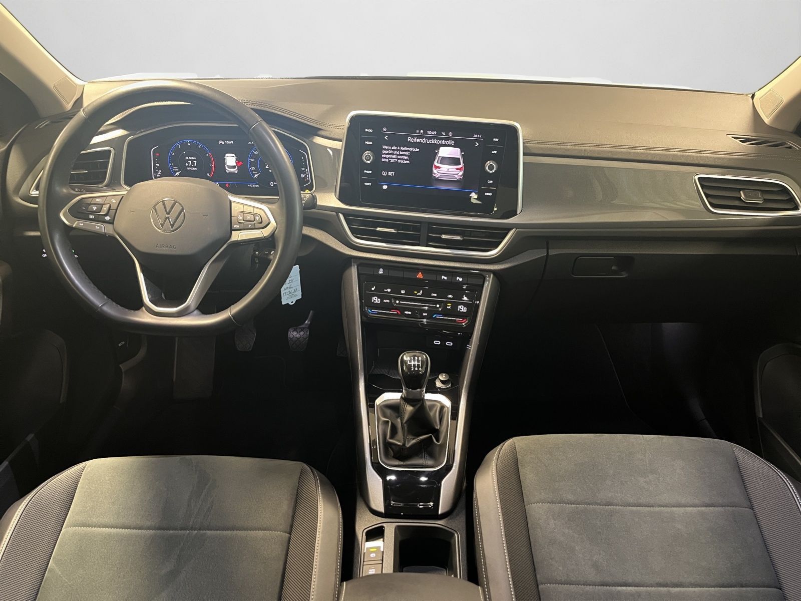 Volkswagen T-Roc 1.5 TSI Style - Samsaru's Car Outlet