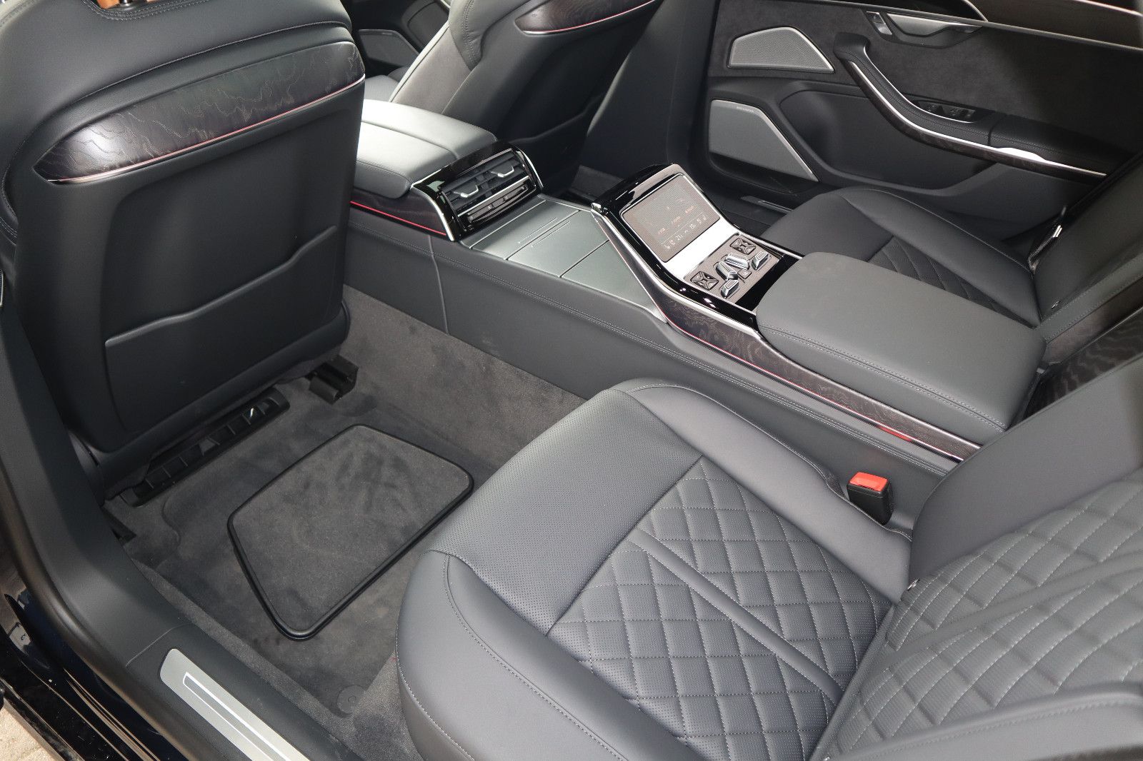 Audi A8L 60 TFSIe lang S-LINE - Samsaru's Car Outlet