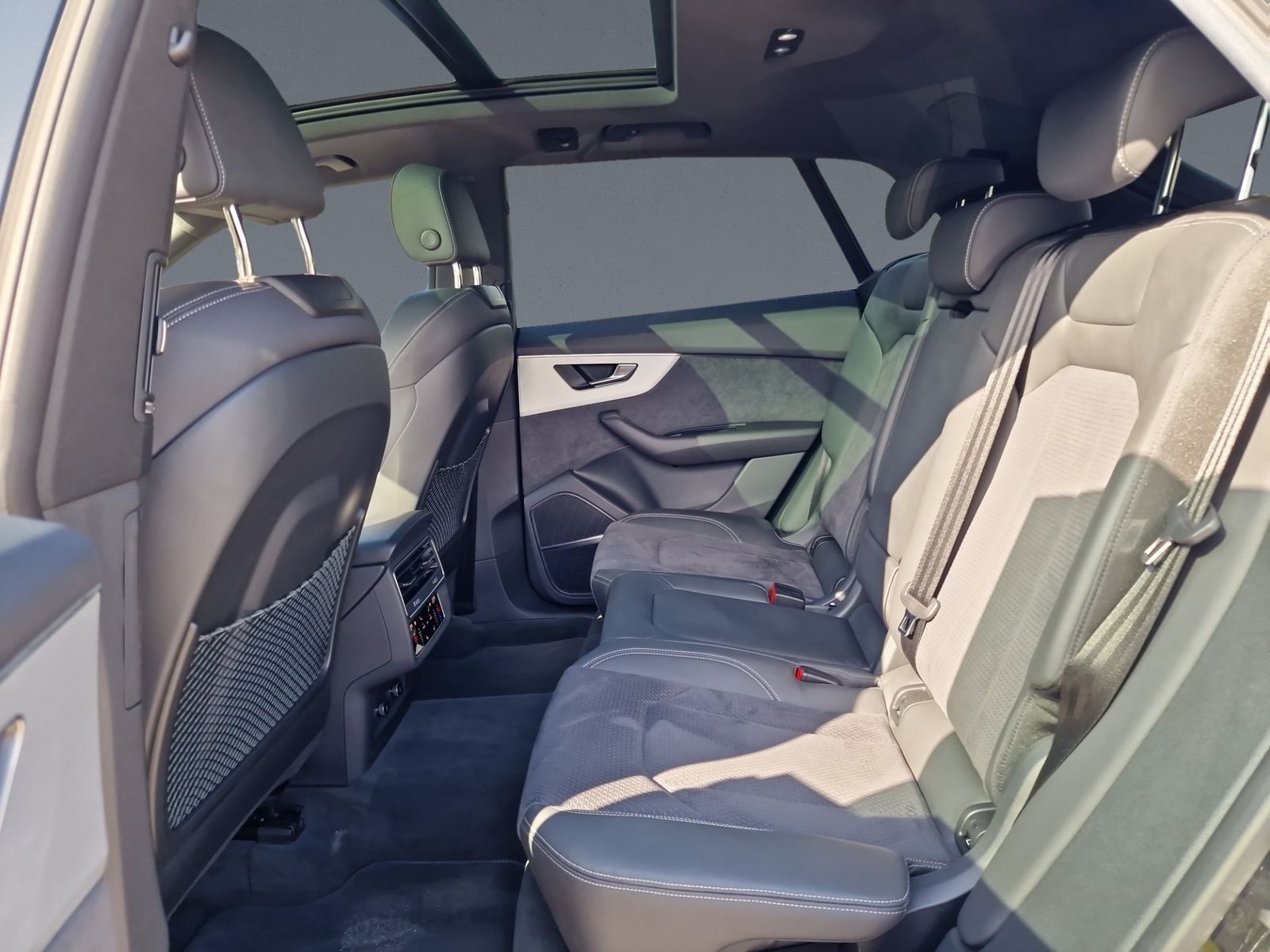 Audi Q8 55 TFSI qu S line MATRIX PANO Luft AHK B&O