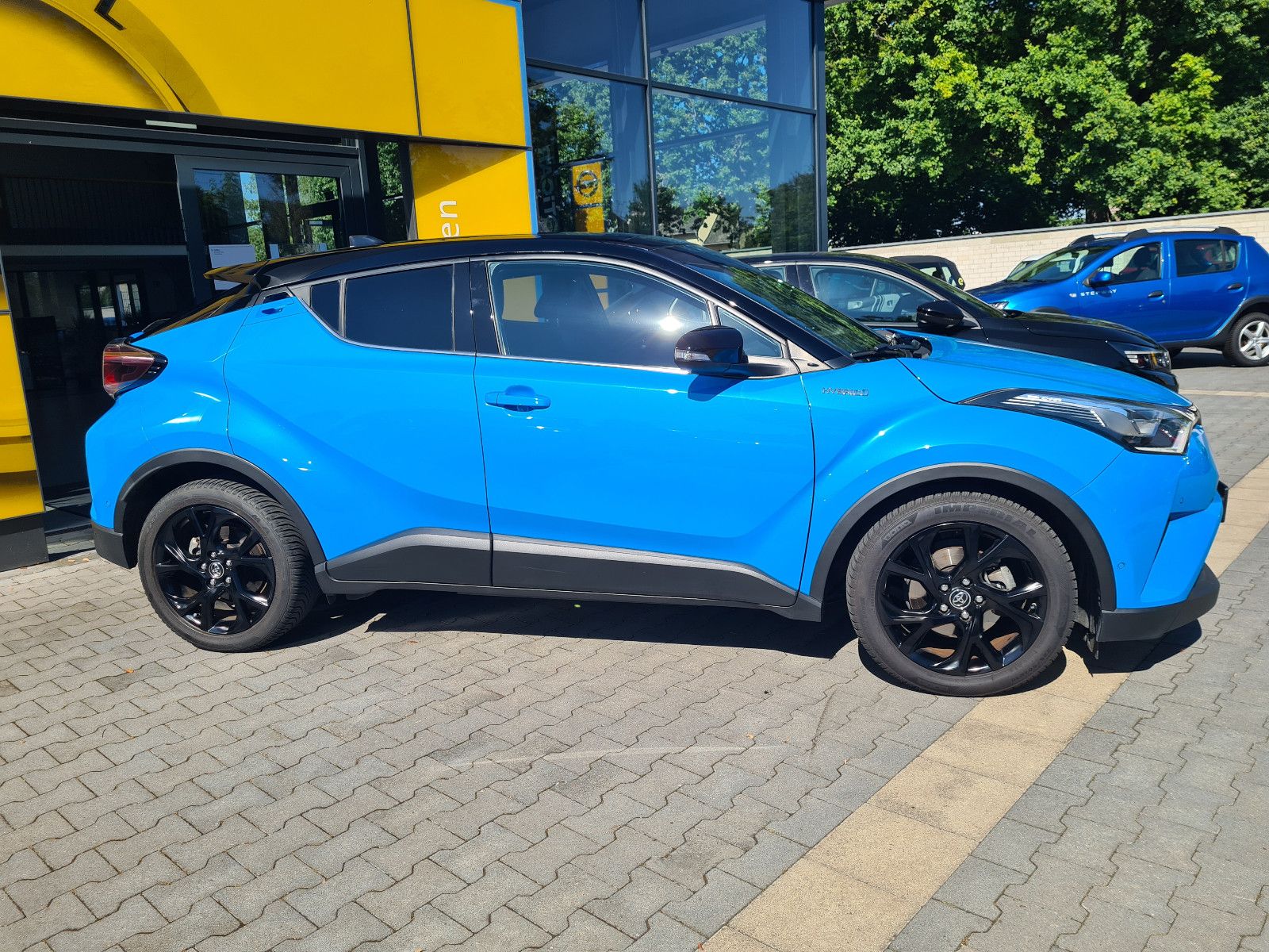 Toyota C-HR Hybrid Style - Samsaru's Car Outlet