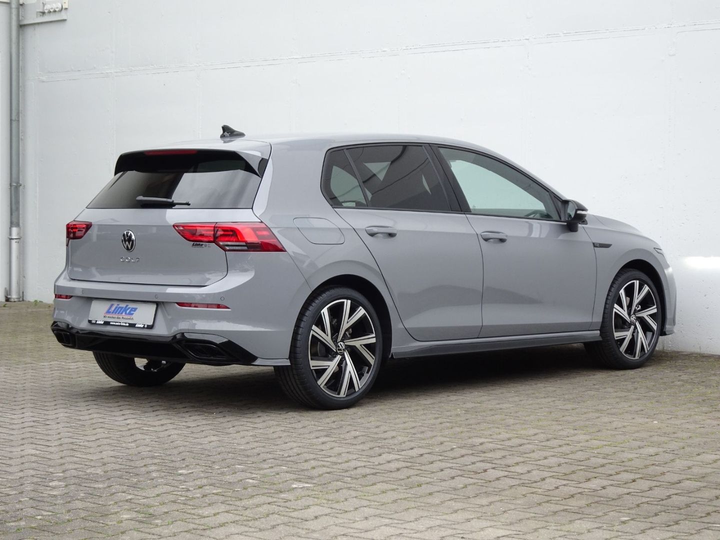 Volkswagen Golf VIII 2.0 TSI DSG R-Line - Samsaru's Car Outlet