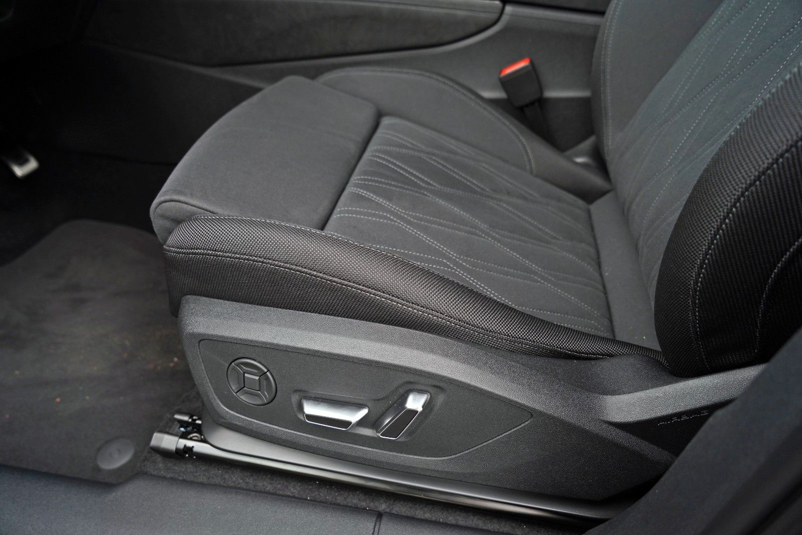 Audi Q3 SUV e-hybrid AHK S-LINE PANO TECH PRO MATRIX