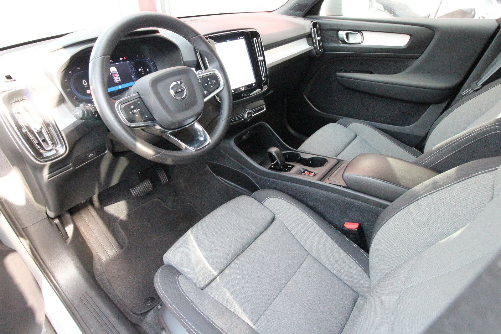 Volvo XC40 Core B3 - Samsaru's Car Outlet