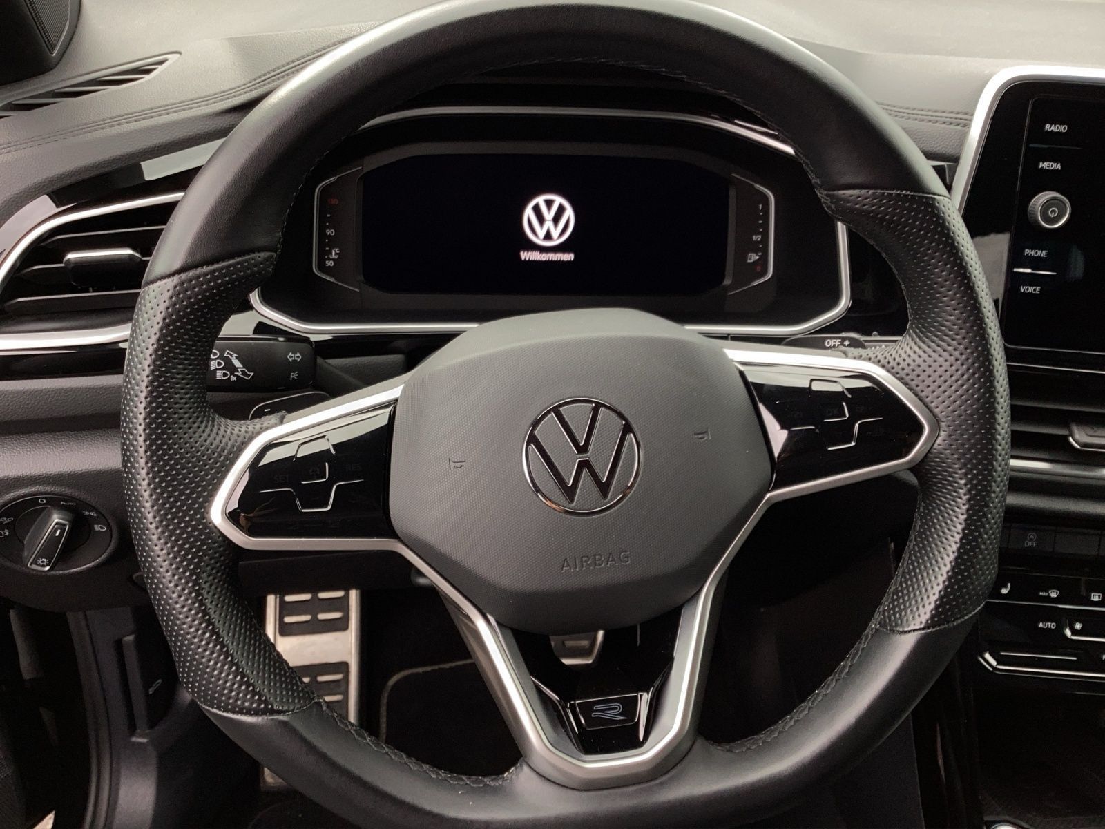 Volkswagen T-Roc 1.5 TSI DSG R-LINE - Samsaru's Car Outlet