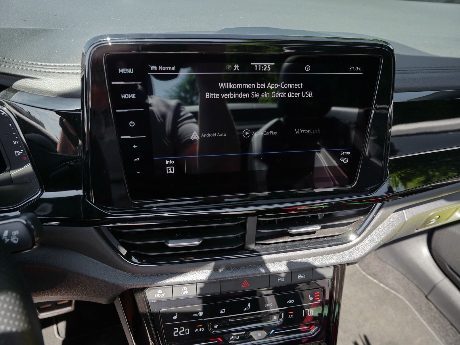 Volkswagen T-Roc TSI R-Line - Samsaru's Car Outlet