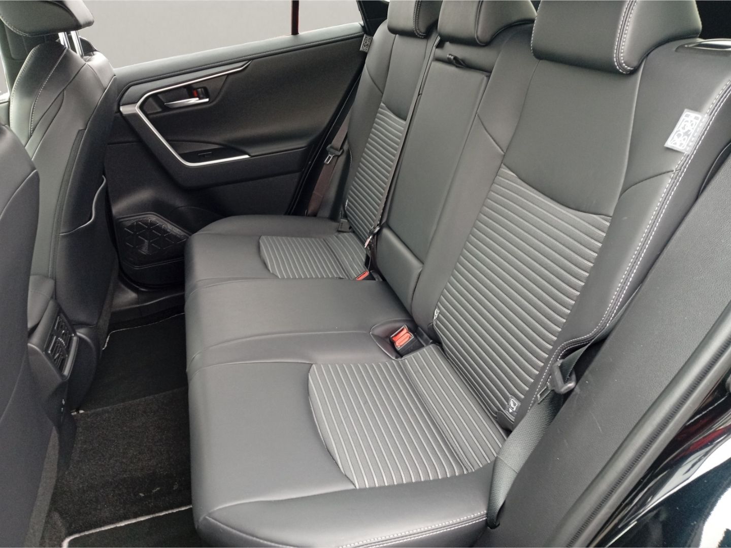 Toyota RAV 4 HYBRID Black Edition - Samsaru's Car Outlet