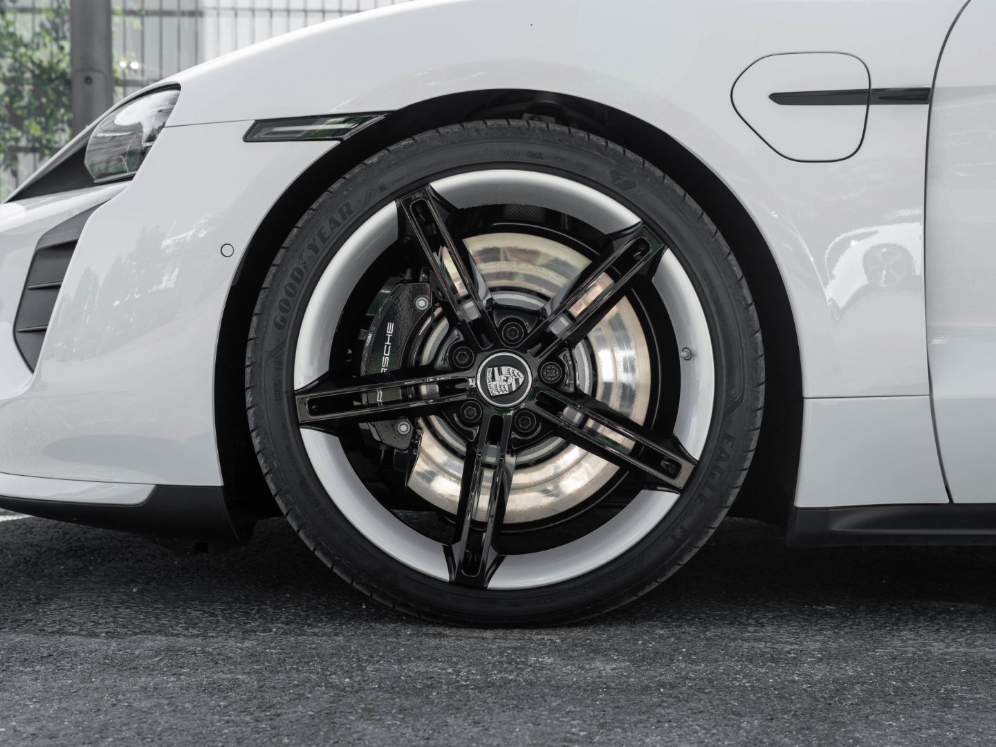 Porsche Taycan Turbo SportDesign u. Sport Chrono Paket