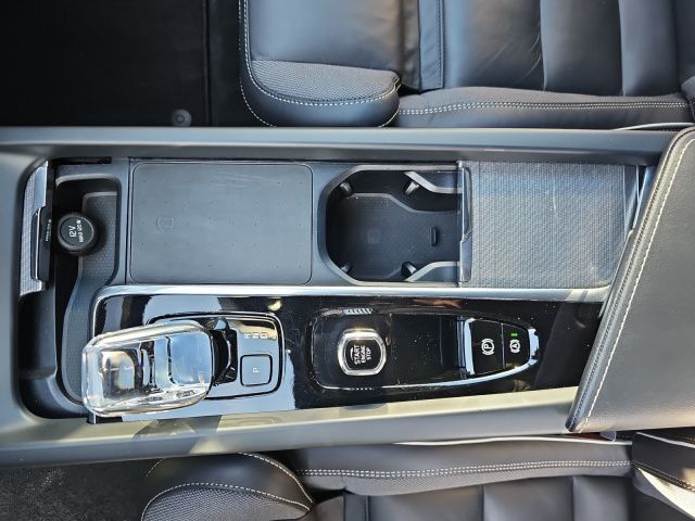 Volvo XC60 B5 B AWD Plus Dark - Samsaru's Car Outlet