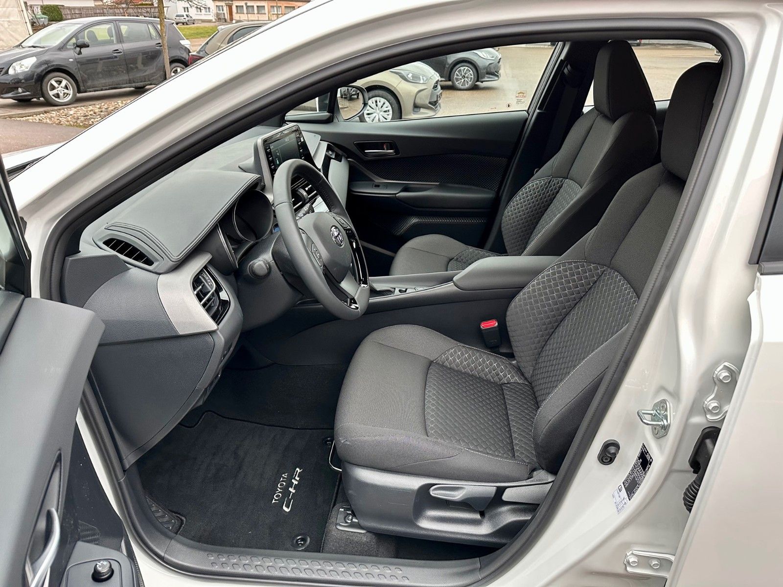 Toyota C-HR Flow 1.8-l-VVTi Hybrid - Samsaru's Car Outlet