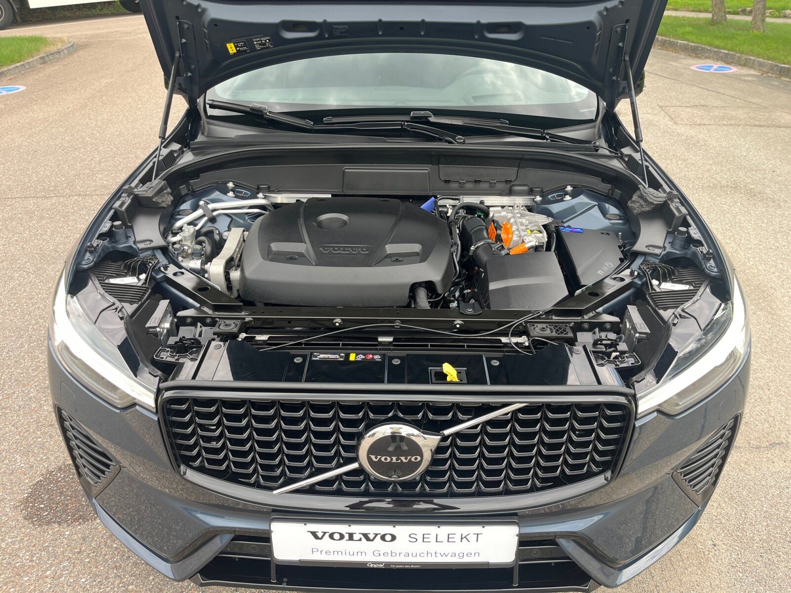 Volvo XC 60 T8 AWD Ultimate Dark AHK+RFK+PANO+SITZHZG