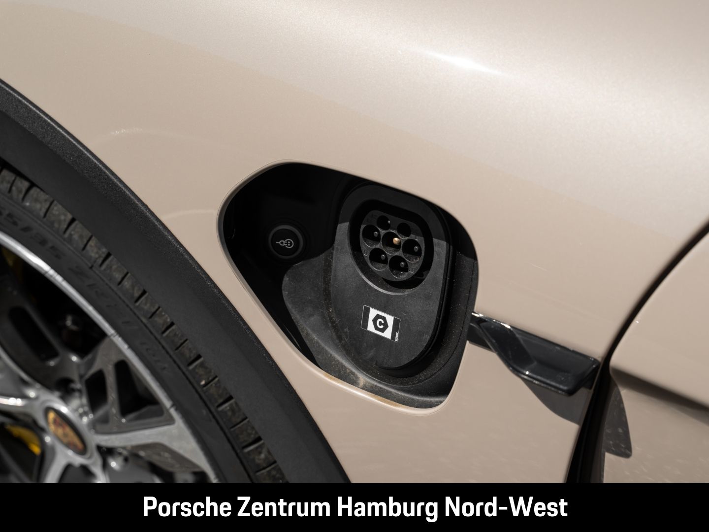 Porsche Taycan Turbo S Cross Turismo Burmester HUD PDCC