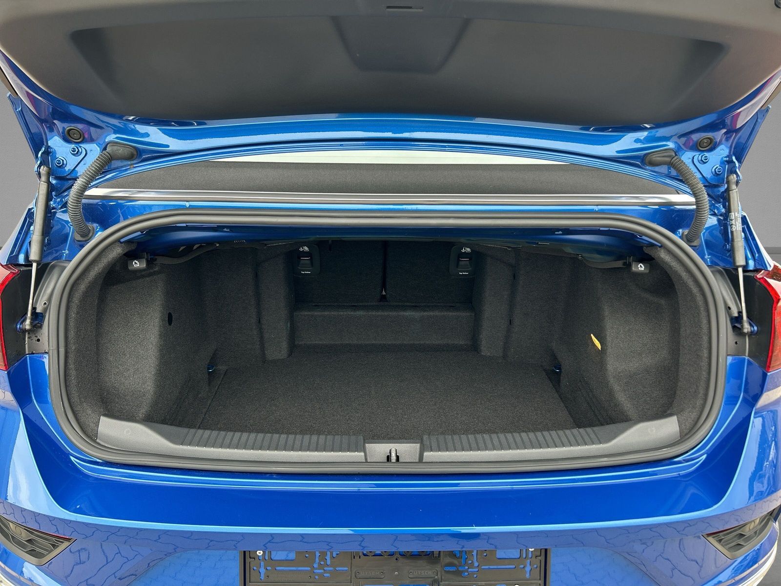 Volkswagen T-Roc R-LINE - Samsaru's Car Outlet