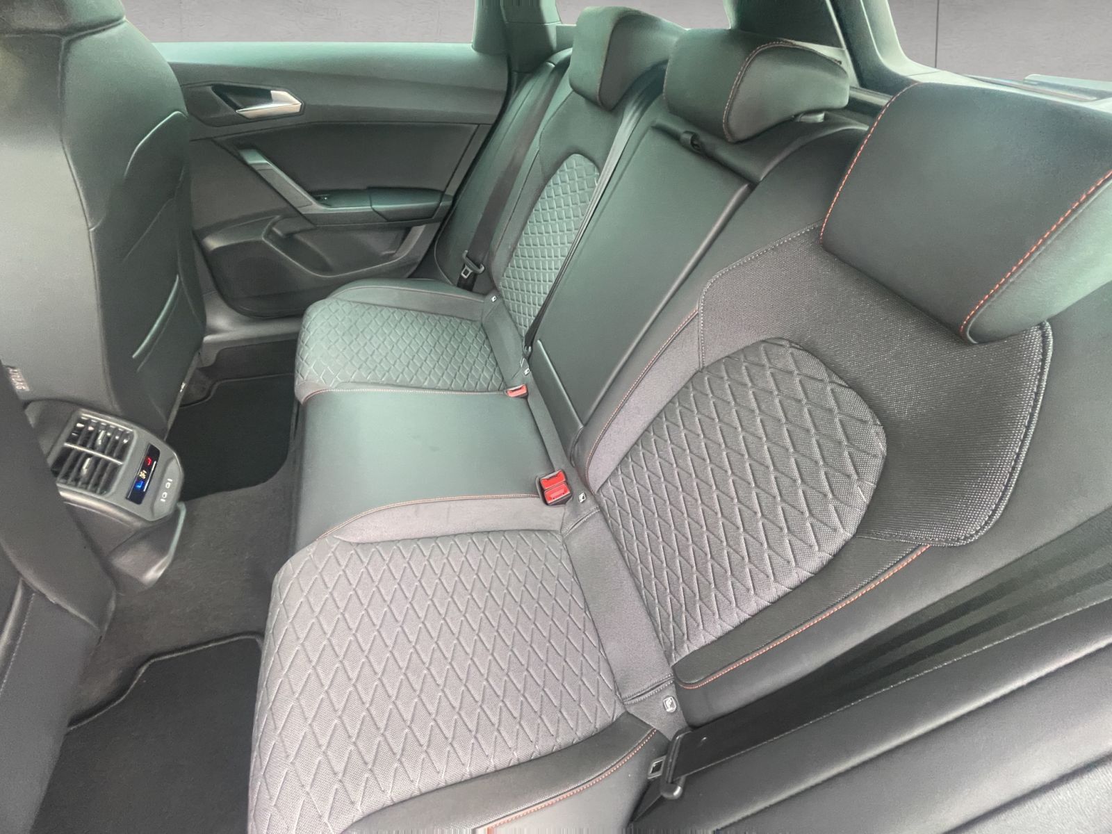 Seat Leon Sportstourer 2.0 TDI DSG FR AHK/Kamera/Navi