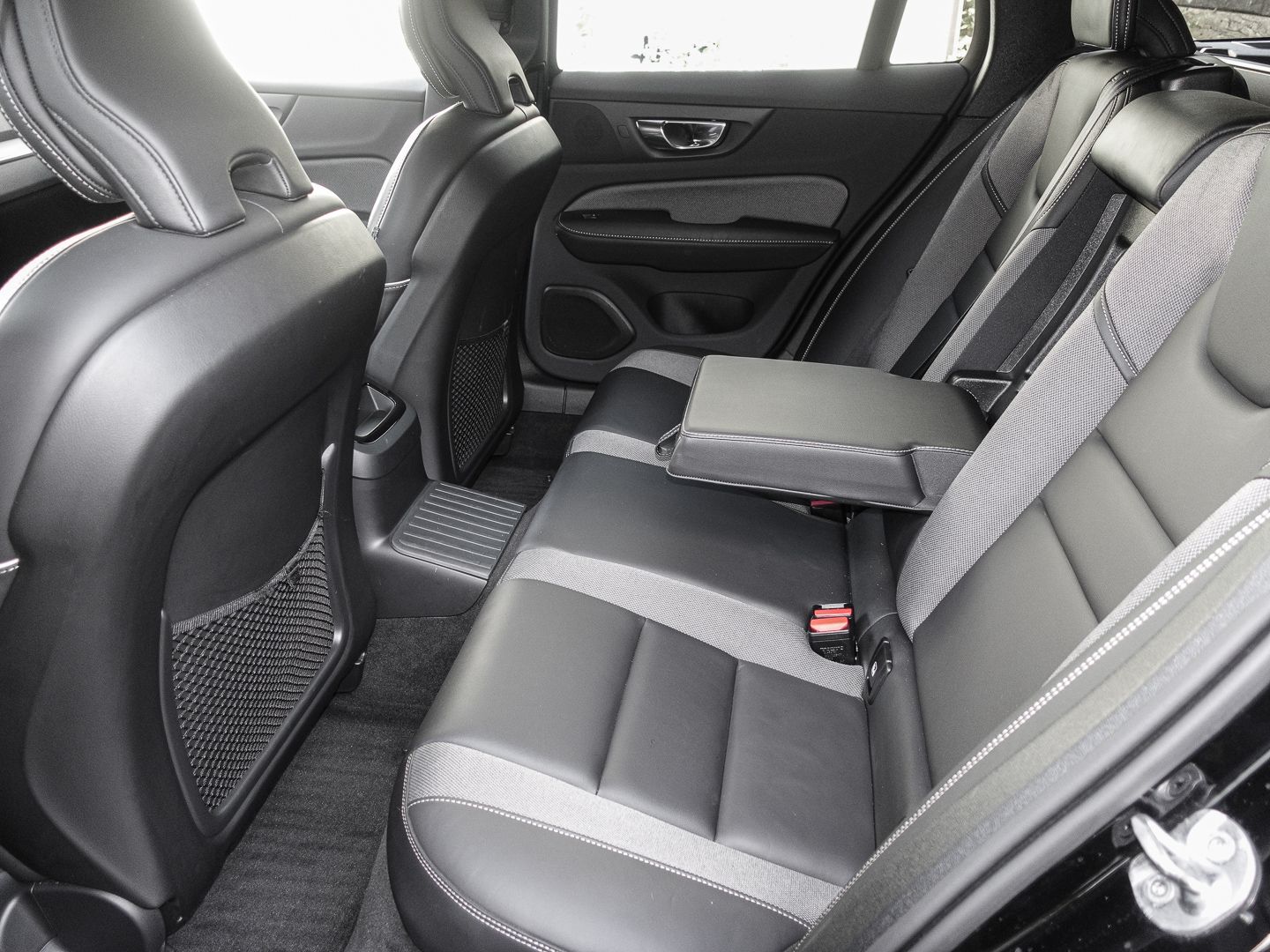 Volvo V60 R Design Recharge Plug-In Hybrid AWD AHK Nav