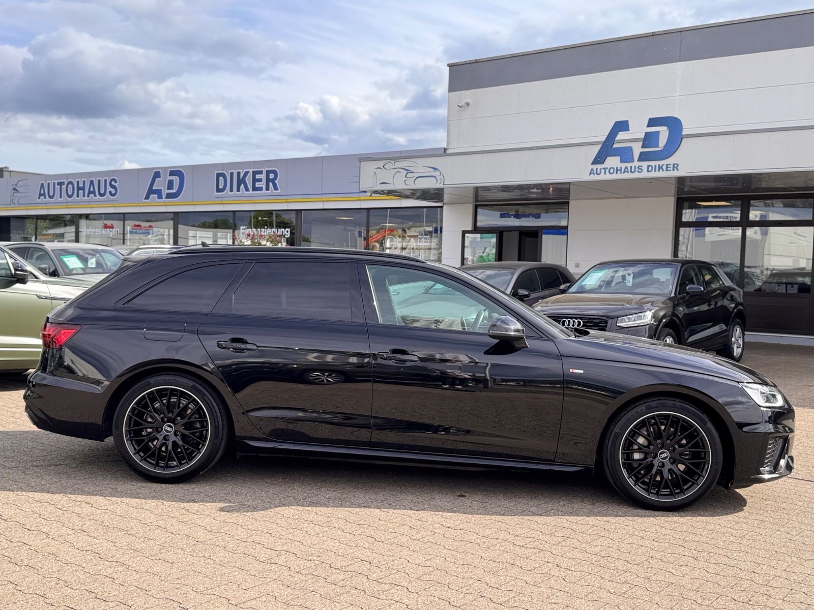 Audi A4 Avant 40 TFSI S line - Samsaru's Car Outlet