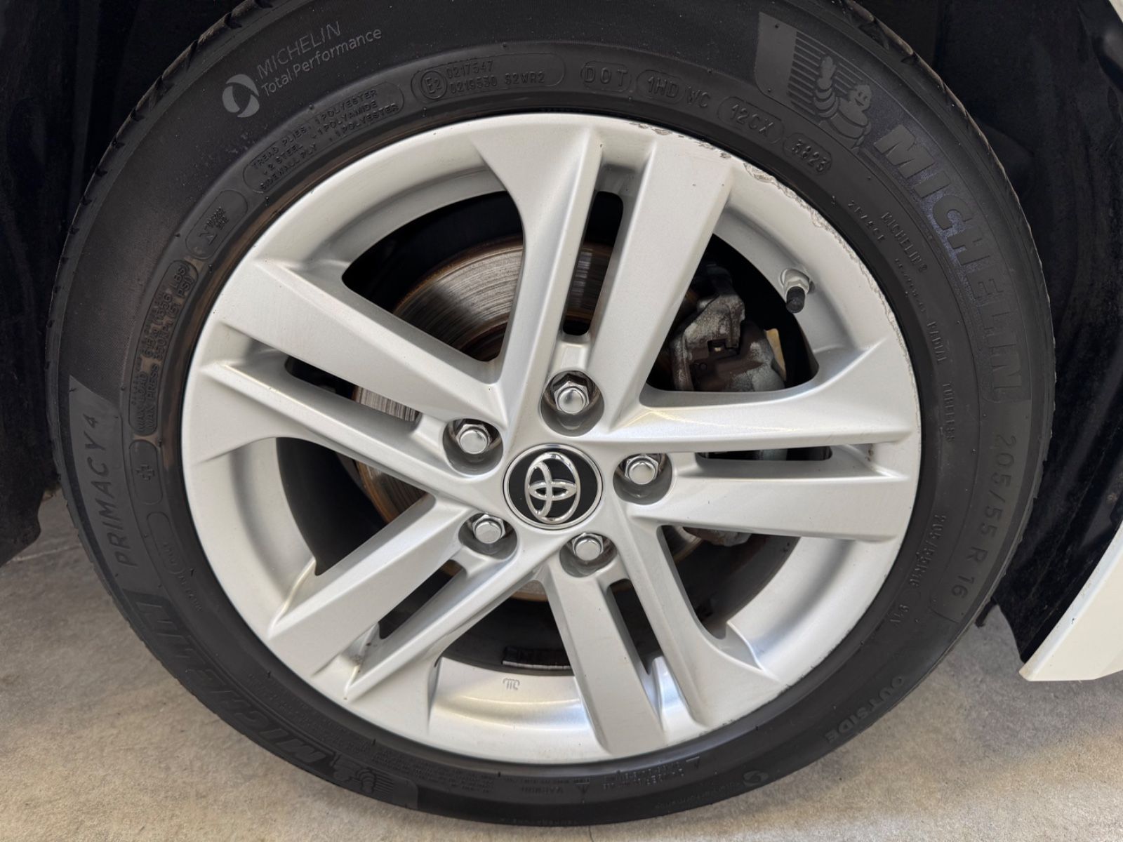 Toyota Corolla 1.8 Hybrid Business Edition - Samsaru's Car Outlet