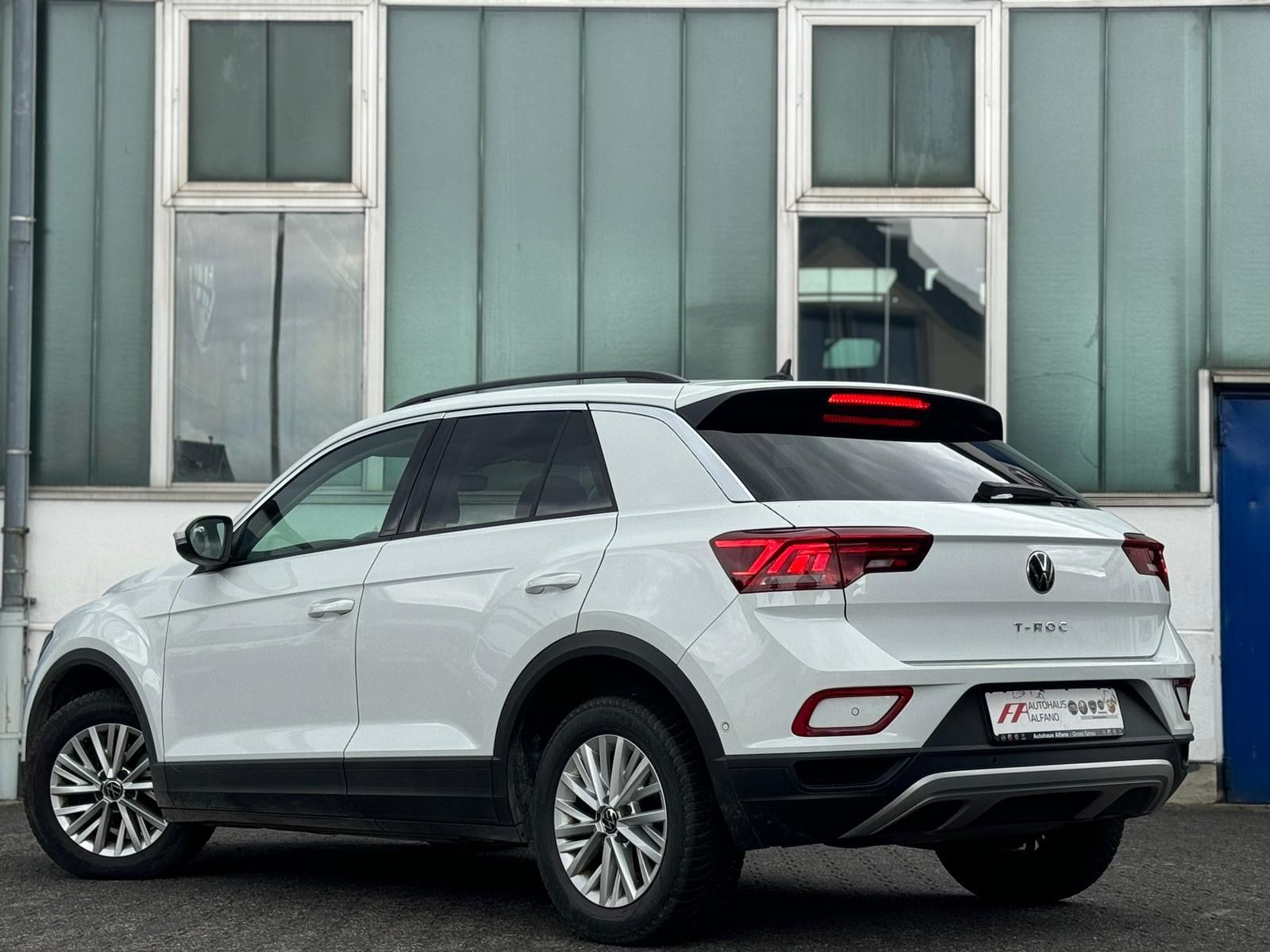Volkswagen T-Roc Life - Samsaru's Car Outlet