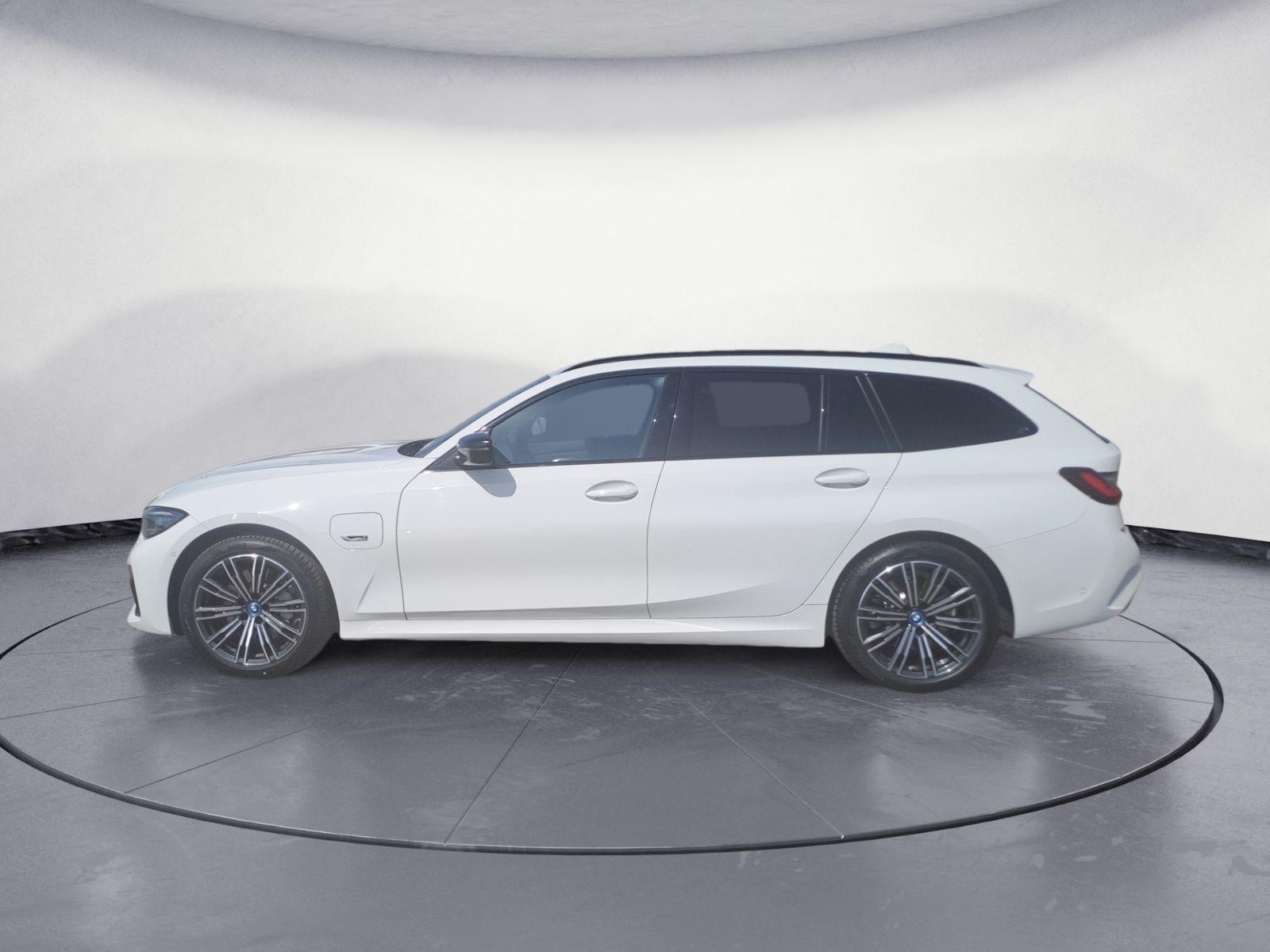 BMW 330e Touring M Sportpaket - Samsaru's Car Outlet