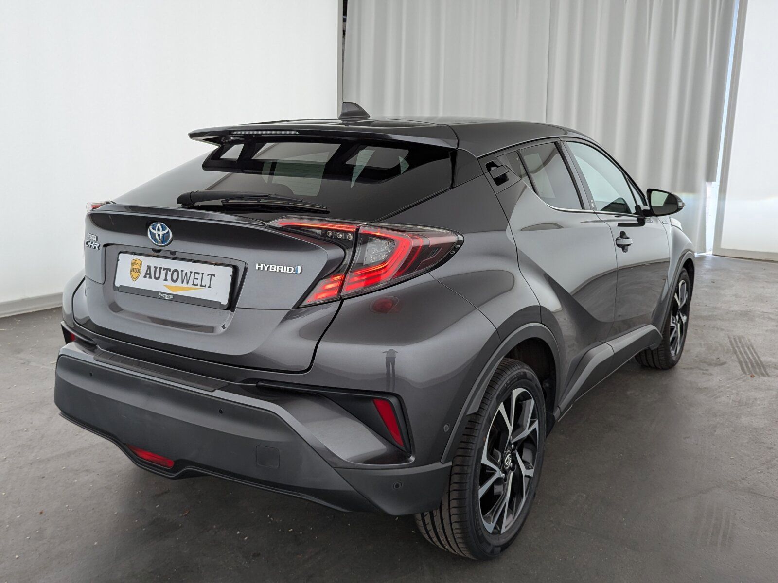 Toyota C-HR 1.8 Hybrid Team - Samsaru's Car Outlet