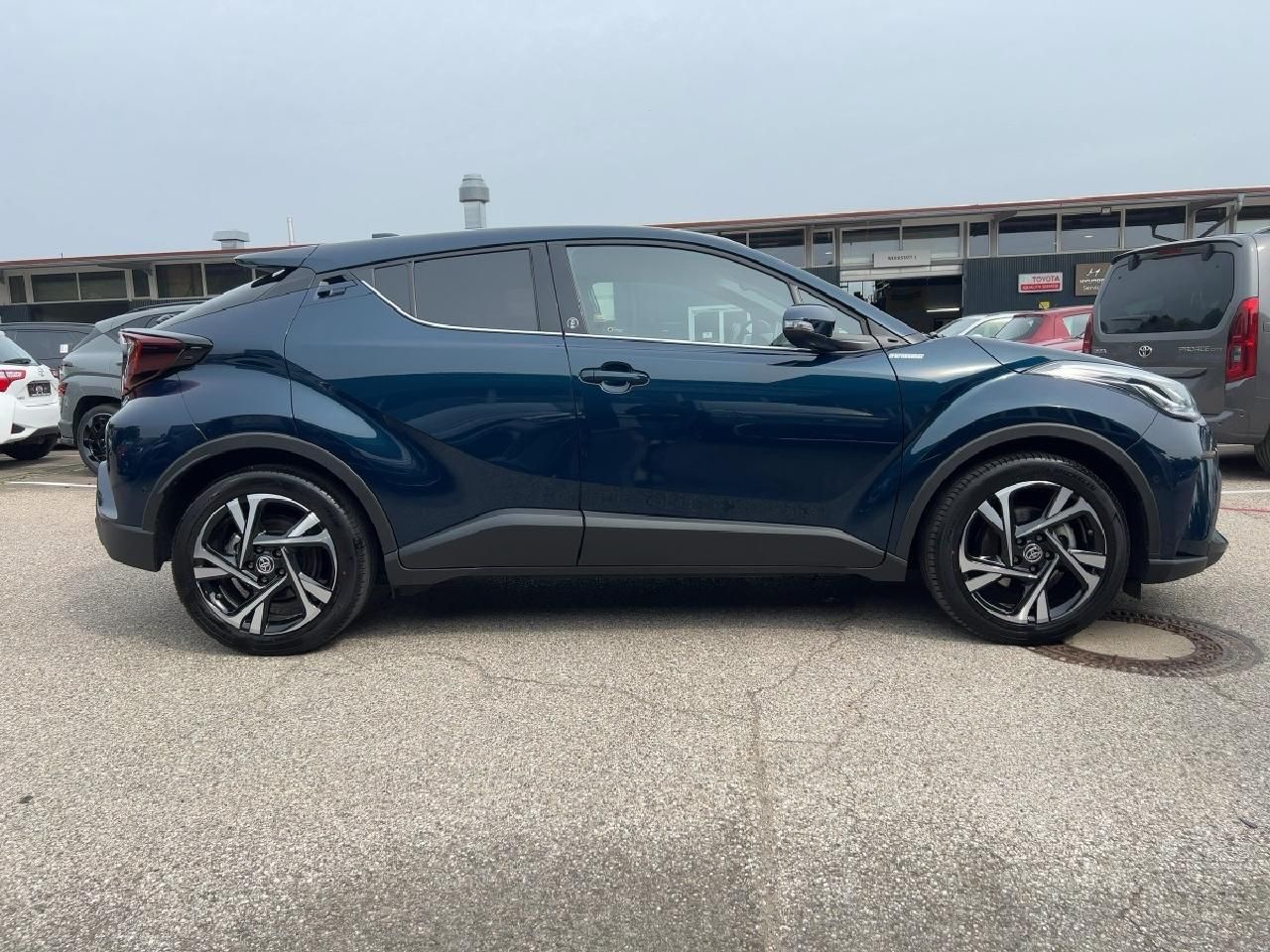 Toyota C-HR 2.0 Hybrid Team - Samsaru's Car Outlet