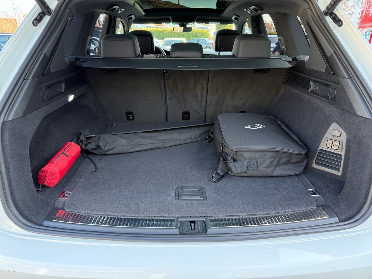 Volkswagen Touareg Atmosphere - Samsaru's Car Outlet