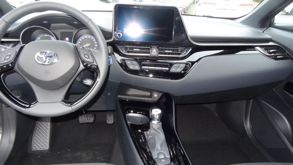 Toyota C-HR 2.0 Hybrid - Samsaru's Car Outlet