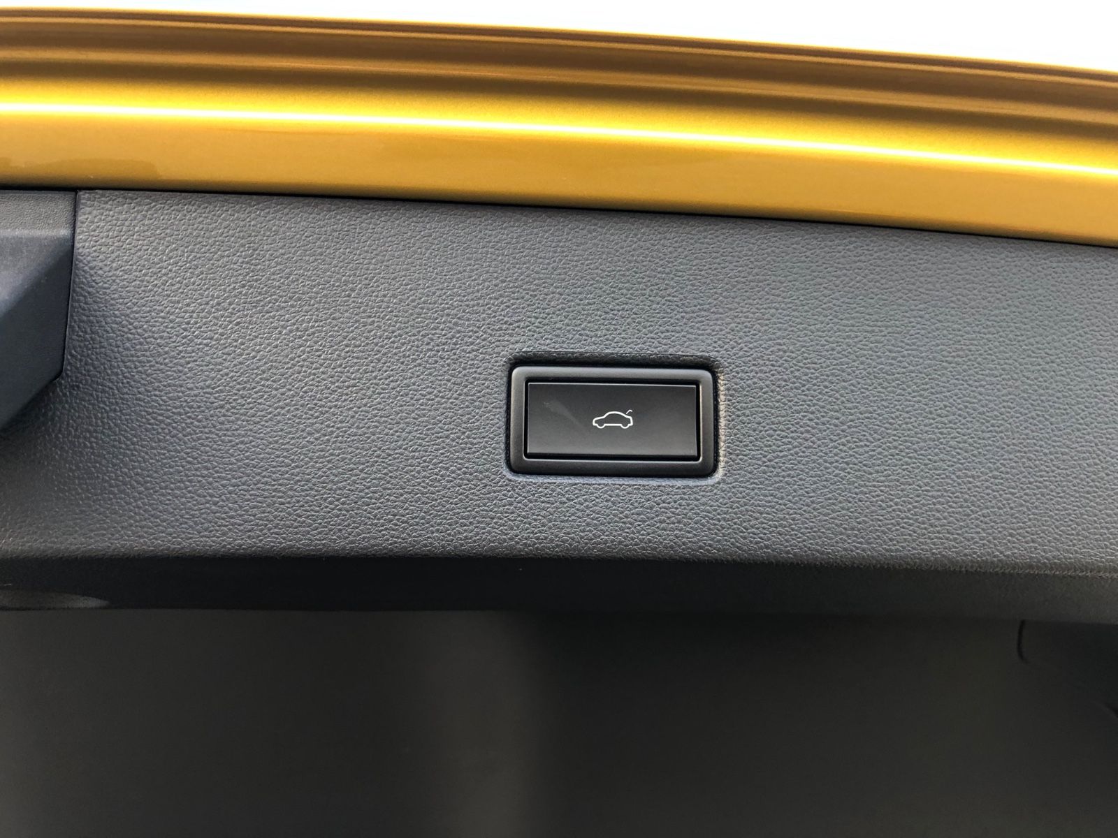 Volkswagen T-Roc United - Samsaru's Car Outlet