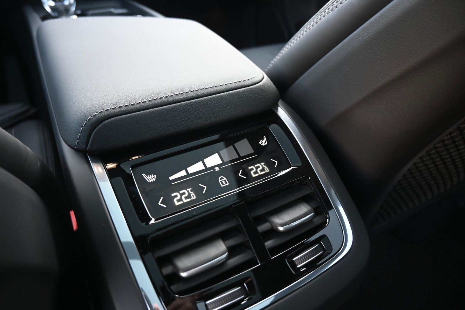 Volvo XC60 B5 B AWD Ultra Black Edition*LUFT*360°*ACC