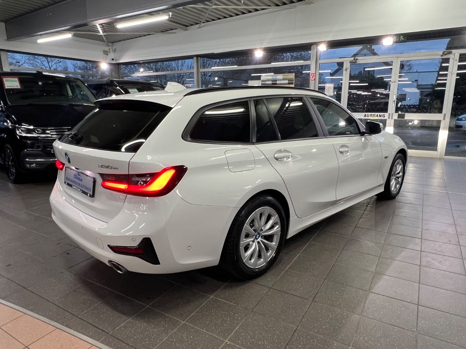 BMW 330 e Touring Advantage - Samsaru's Car Outlet
