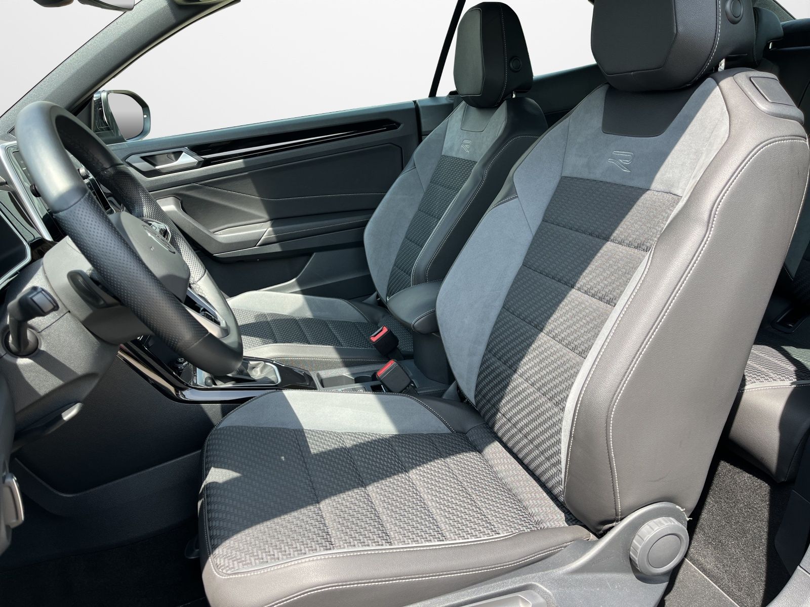 Volkswagen T-Roc Cabriolet 1.5 TSI DSG R-Line - Samsaru's Car Outlet