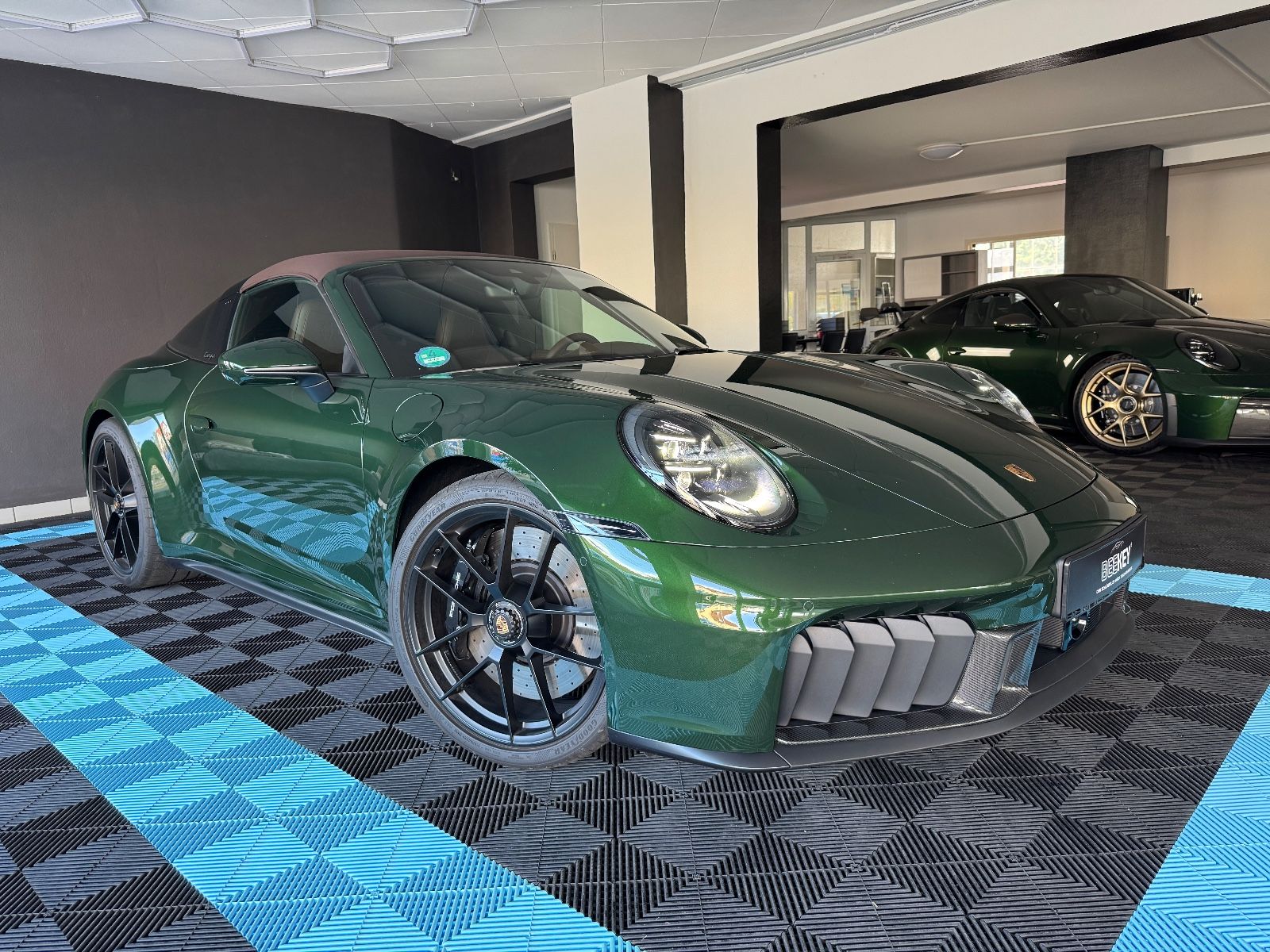 Porsche 992.2 Targa 4 GTS°BURMESTER°CARBON°GREEN/BROWN°