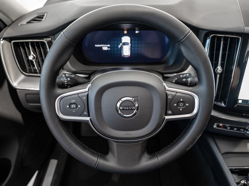 Volvo XC60 B5 AWD Essential NAVI W-LAN AHK LED FACEL.