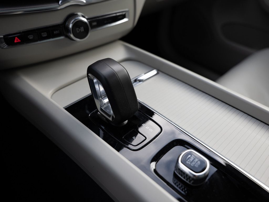 Volvo XC60 B4 Momentum Pro AWD STANDHZ LED PANO 360°