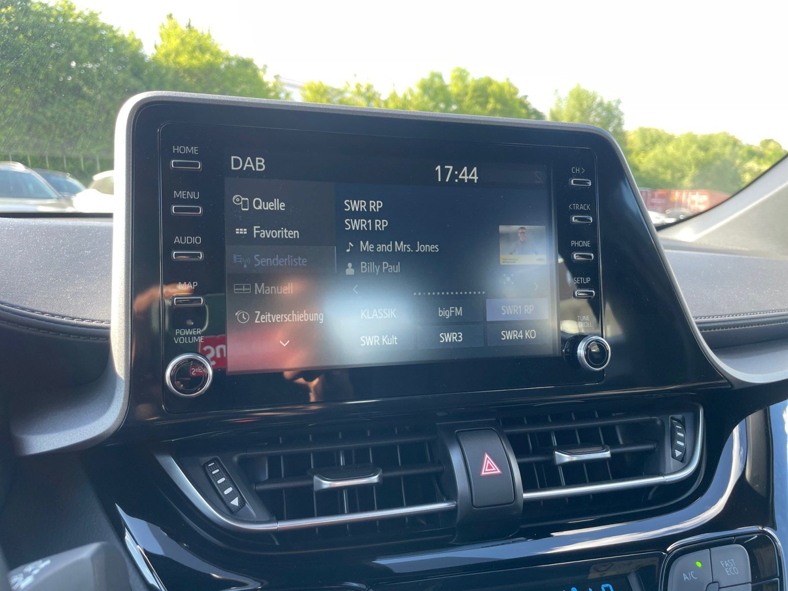 Toyota C-HR 1.8-l-Hybrid 5-Flow - Samsaru's Car Outlet