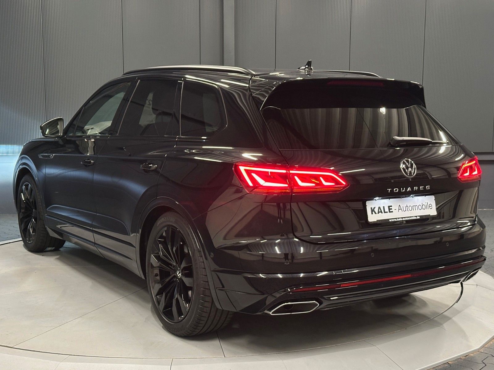 Volkswagen Touareg R-Line - Samsaru's Car Outlet