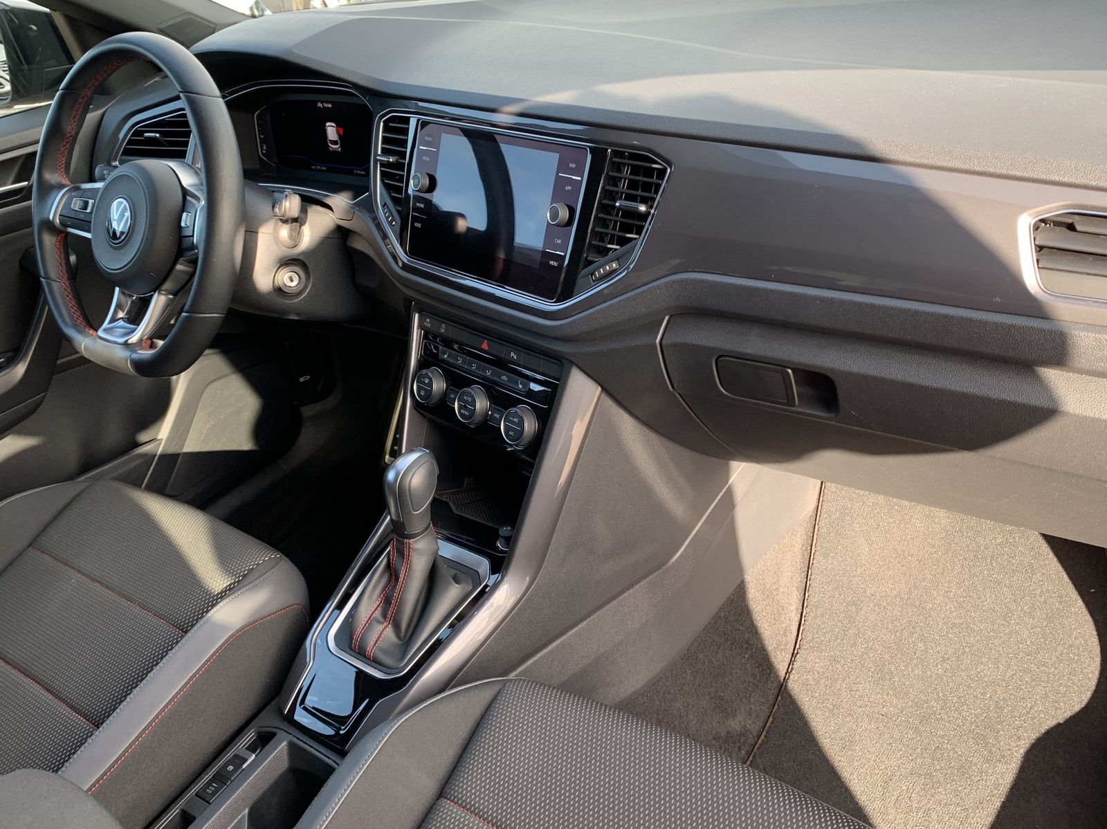Volkswagen T-Roc 1.5 TSI Sport - Samsaru's Car Outlet