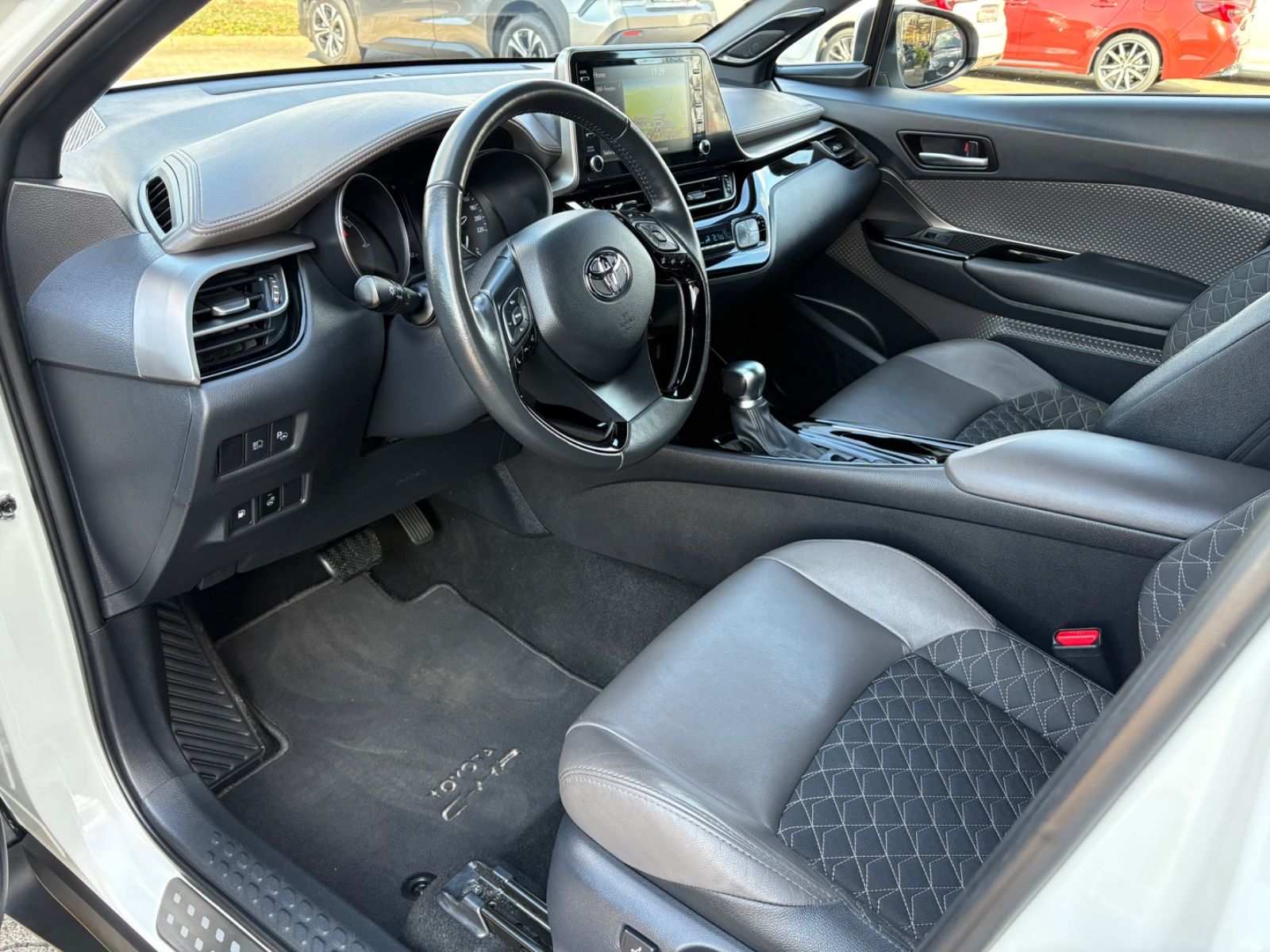 Toyota C-HR Hybrid Lounge - Samsaru's Car Outlet