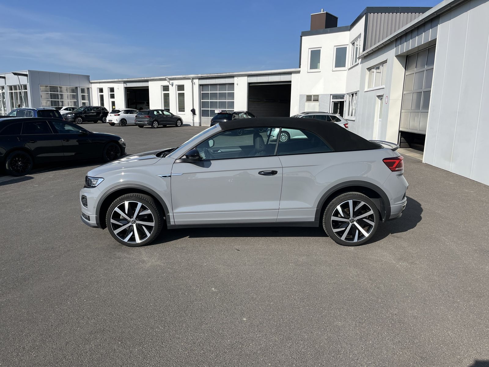 Volkswagen T-Roc 1.5 TSI R-Line - Samsaru's Car Outlet