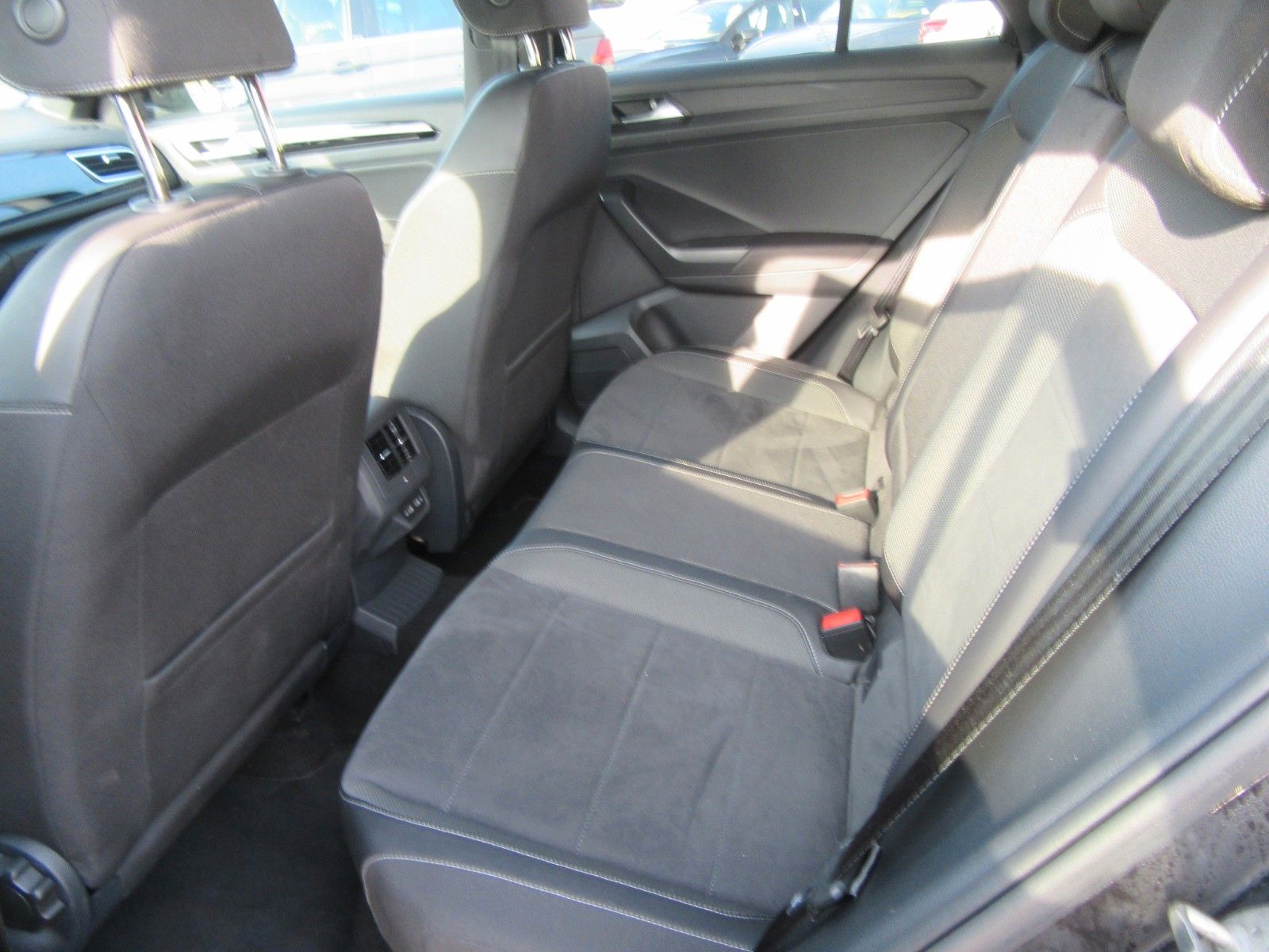 Volkswagen T-Roc R-Line - Samsaru's Car Outlet