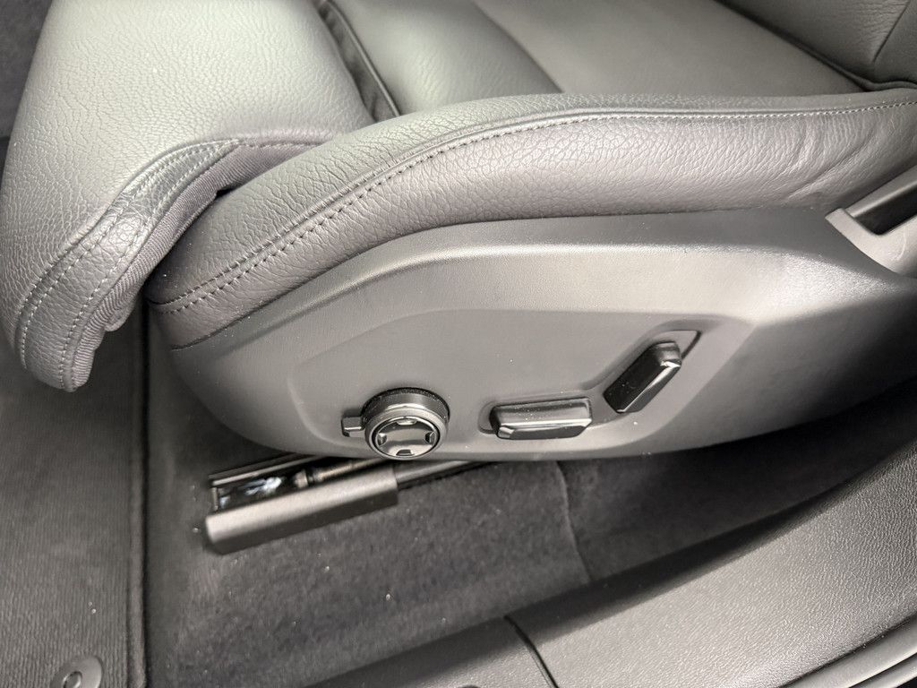 Volvo XC60 B5 AWD Ultra Dark *AHK*21-Zoll*360°*Luft-Fa