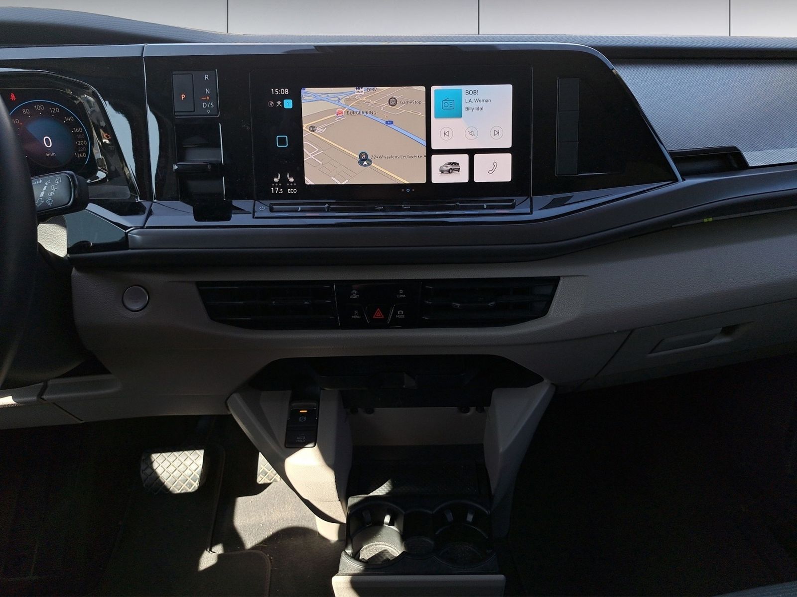 Volkswagen T7 Multivan 1.4 TSI eHybrid - Samsaru's Car Outlet