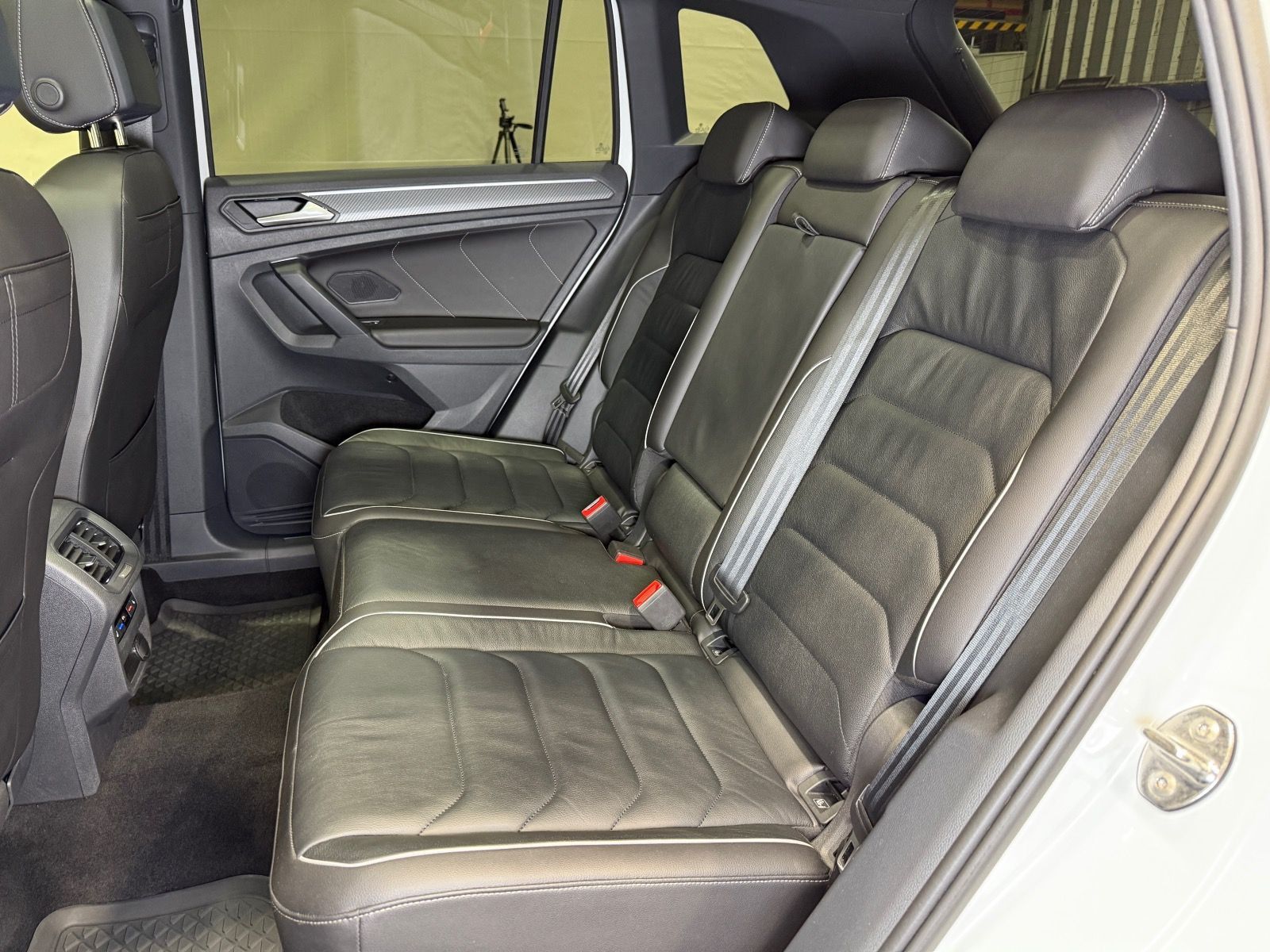Volkswagen Tiguan R-Line 1.4 TSI eHybrid - Samsaru's Car Outlet